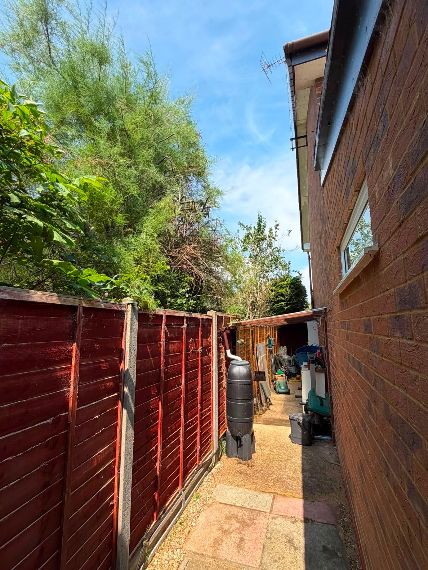 Tight-access tree work between property and boundary
